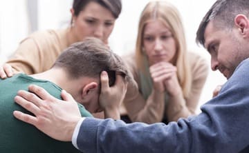 Группа людей в реабилитационном центре